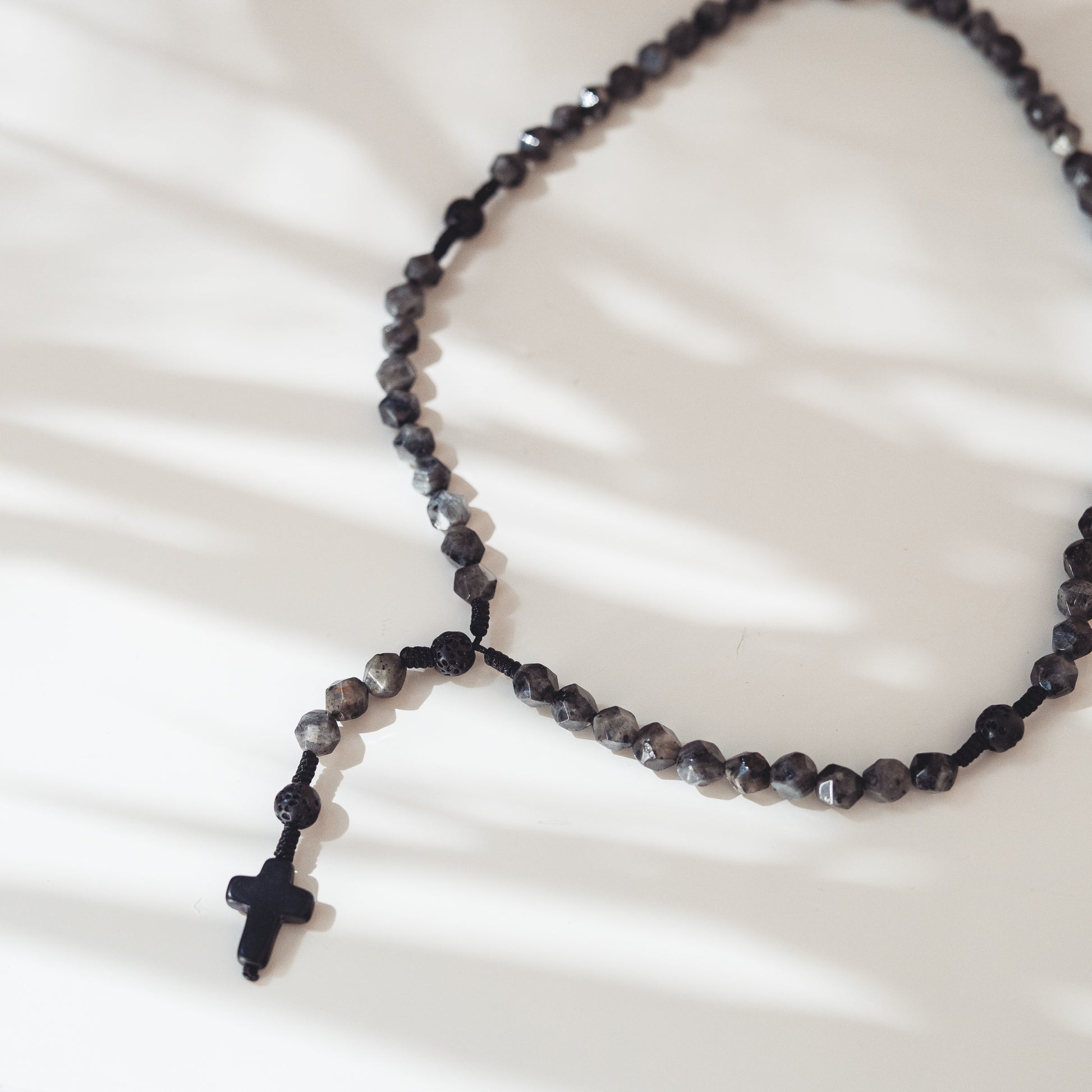 Różaniec z labradorytu (średni, kamień nieregularny)