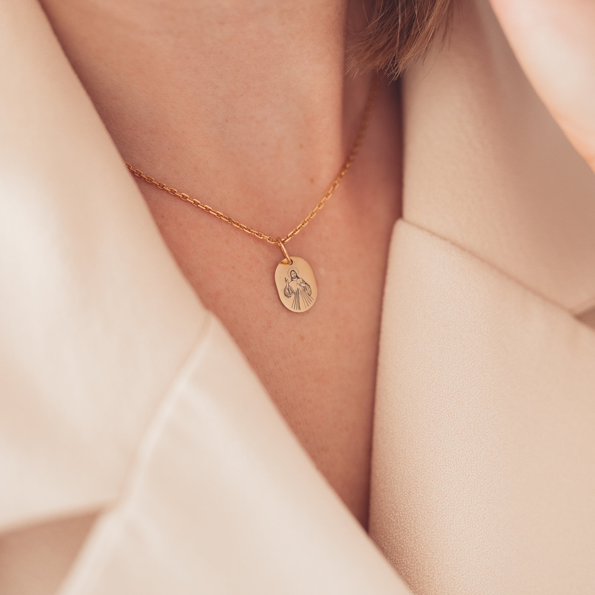 Pozłacany naszyjnik z zawieszką z Jezusem Miłosiernym