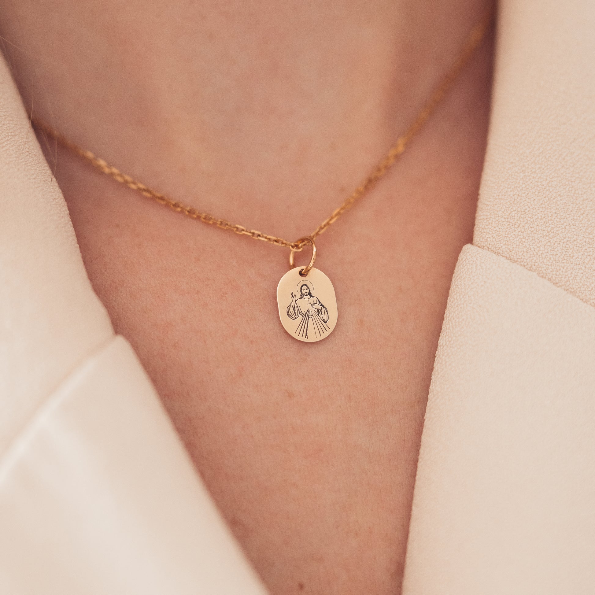 Pozłacany naszyjnik z zawieszką z Jezusem Miłosiernym