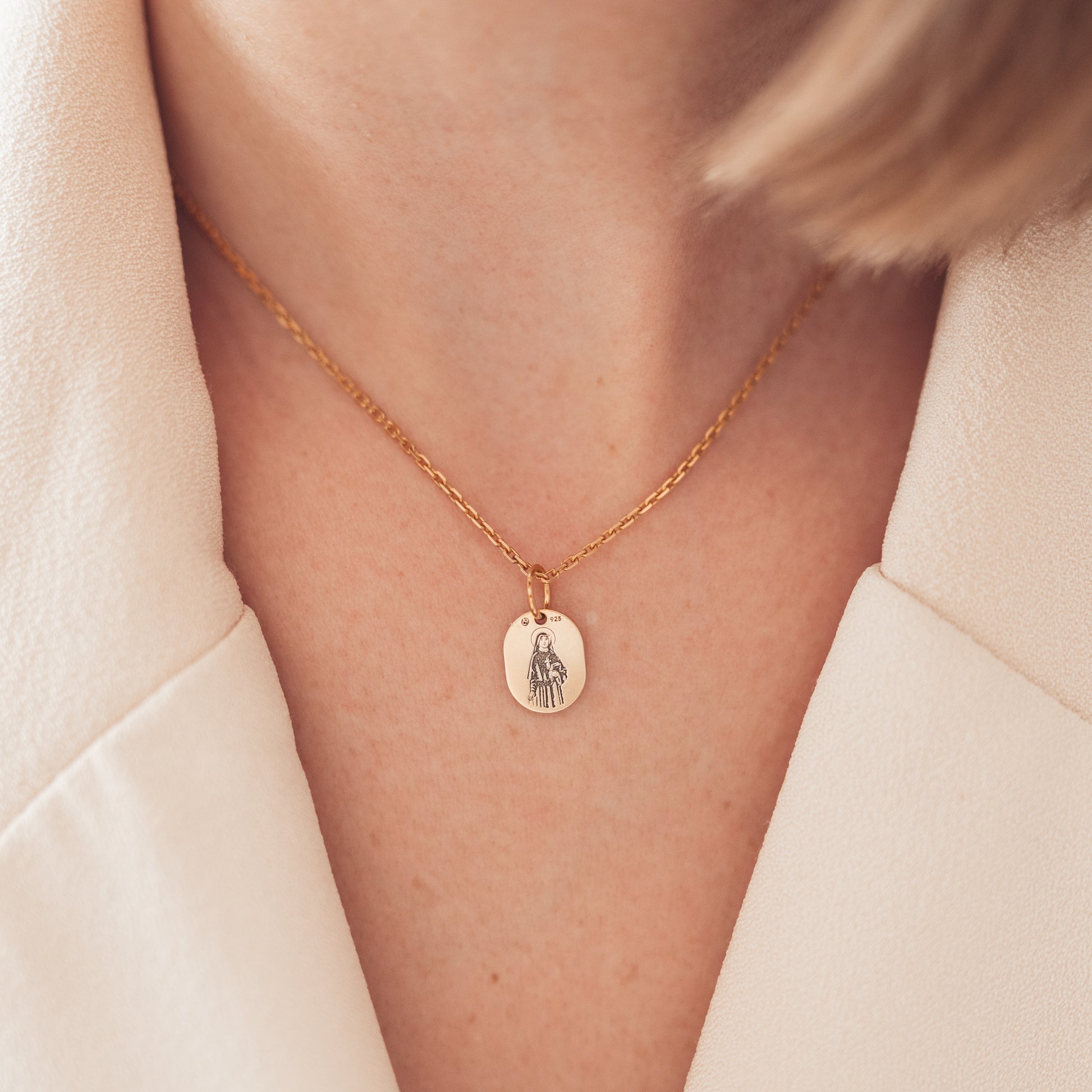 Pozłacany naszyjnik z zawieszką z Jezusem Miłosiernym