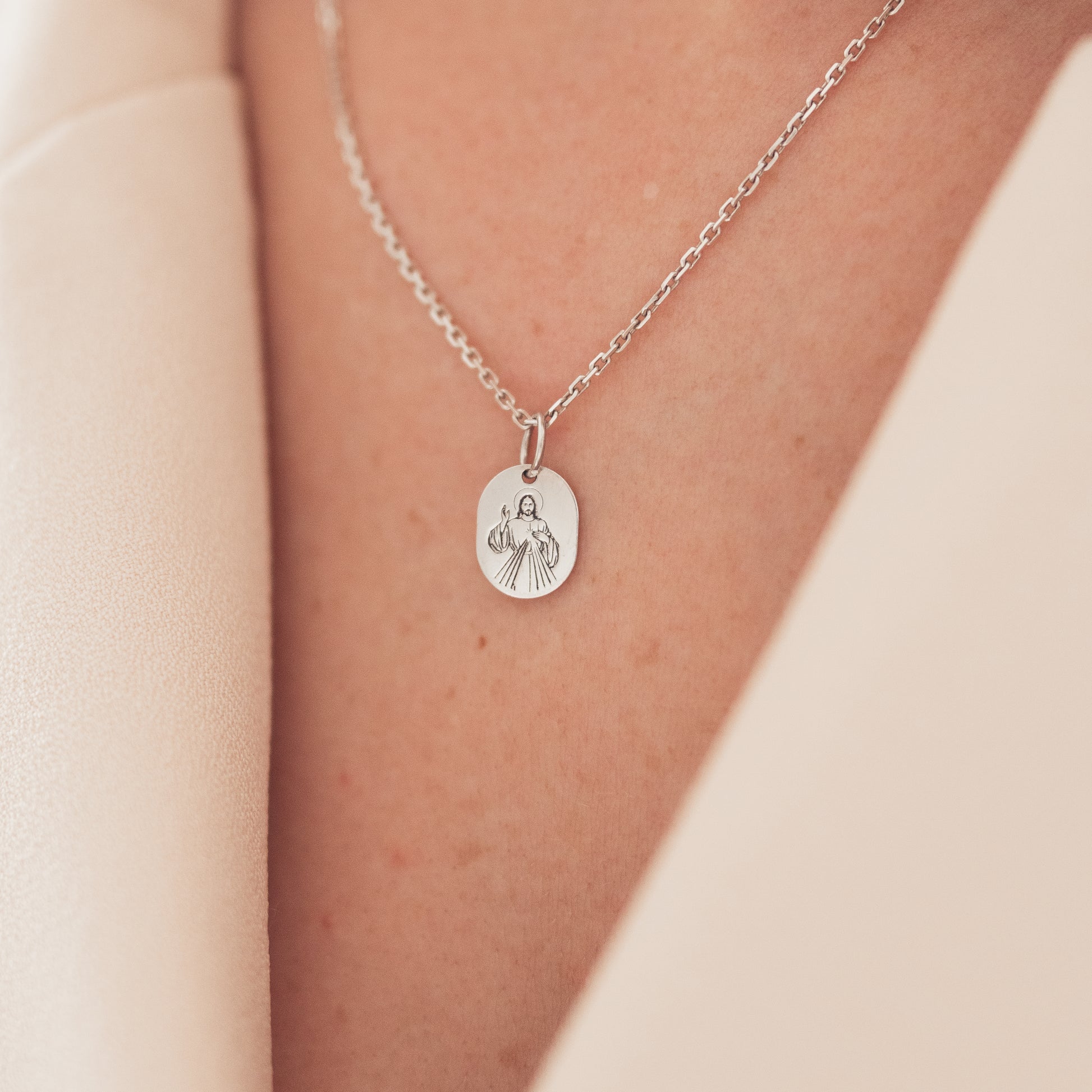 Srebrny naszyjnik z zawieszką z Jezusem Miłosiernym