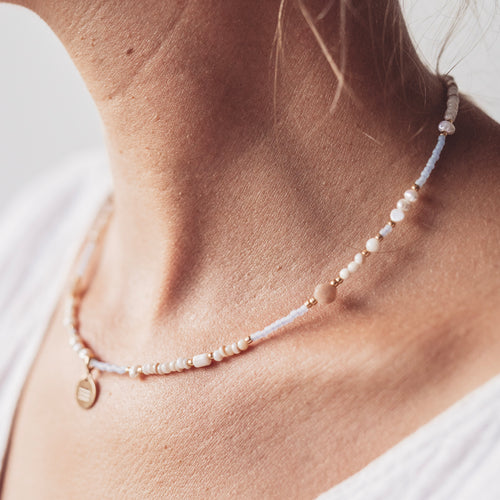 Naszyjnik z kamieni naturalnych z zawieszką. Choker z kamieni naturalnych. Naszyjnik z muszli w delikatnych pastelowych kolorach. Biżuteria symboliczna. 