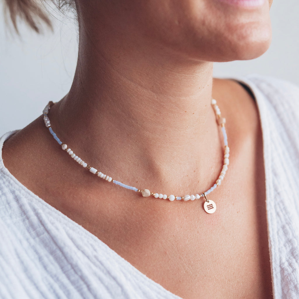 Naszyjnik z kamieni naturalnych z zawieszką. Choker z kamieni naturalnych. Naszyjnik z muszli w delikatnych pastelowych kolorach. Biżuteria symboliczna. 