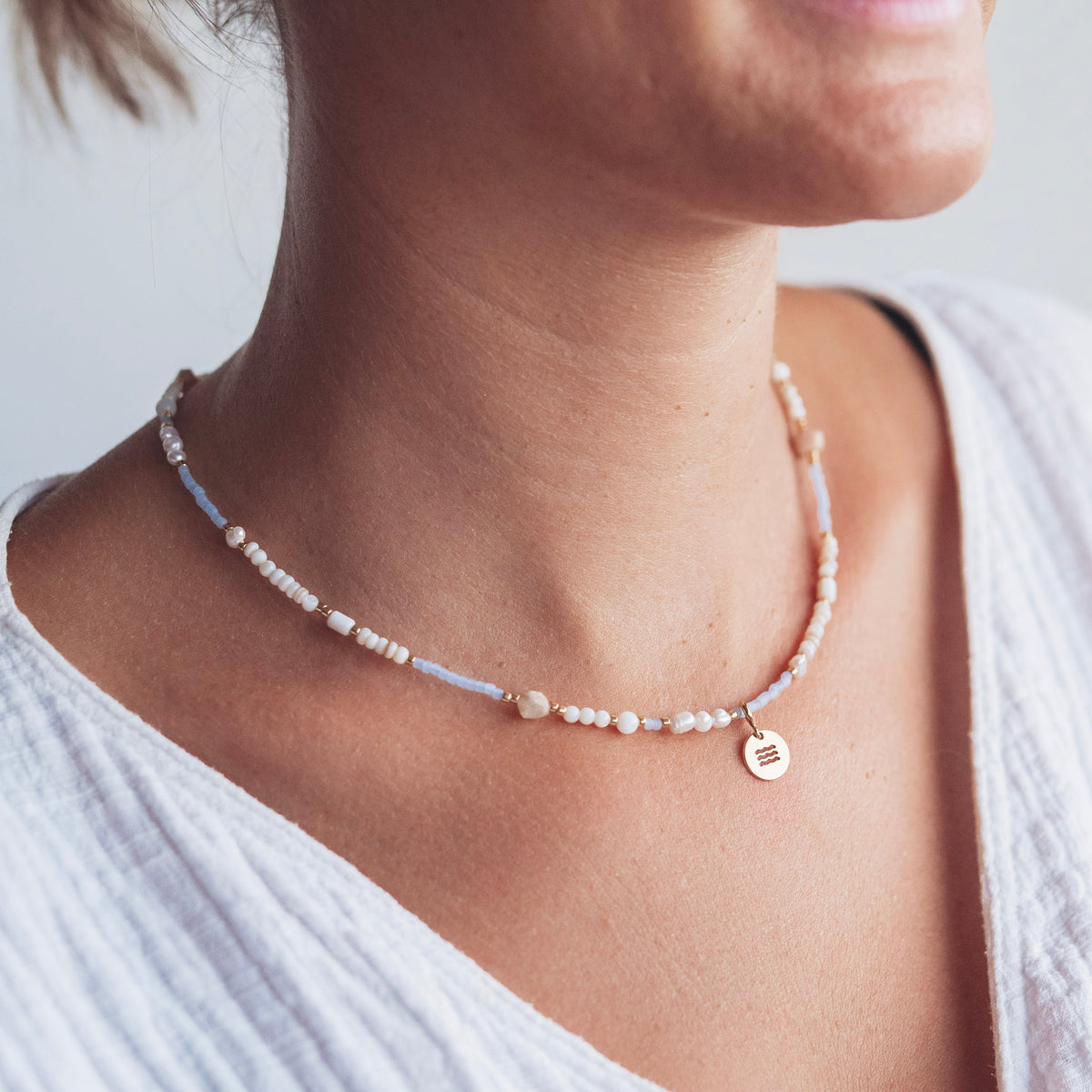 Naszyjnik z kamieni naturalnych z zawieszką. Choker z kamieni naturalnych. Naszyjnik z muszli w delikatnych pastelowych kolorach. Biżuteria symboliczna. 