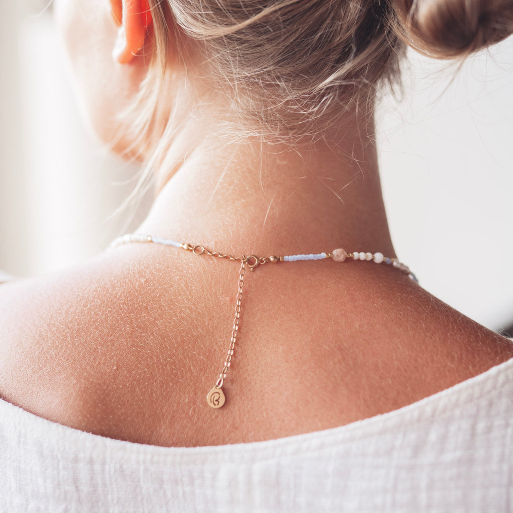 Naszyjnik z kamieni naturalnych z zawieszką. Choker z kamieni naturalnych. Naszyjnik z muszli w delikatnych pastelowych kolorach. Biżuteria symboliczna. 