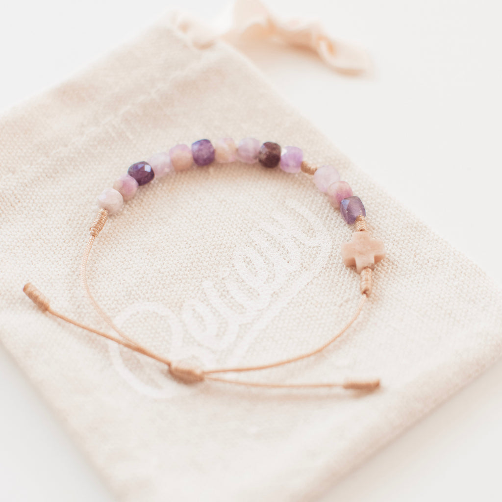 Różaniec na rękę z kamieni naturalnych. Dziesiątką różańca z lepidolitu