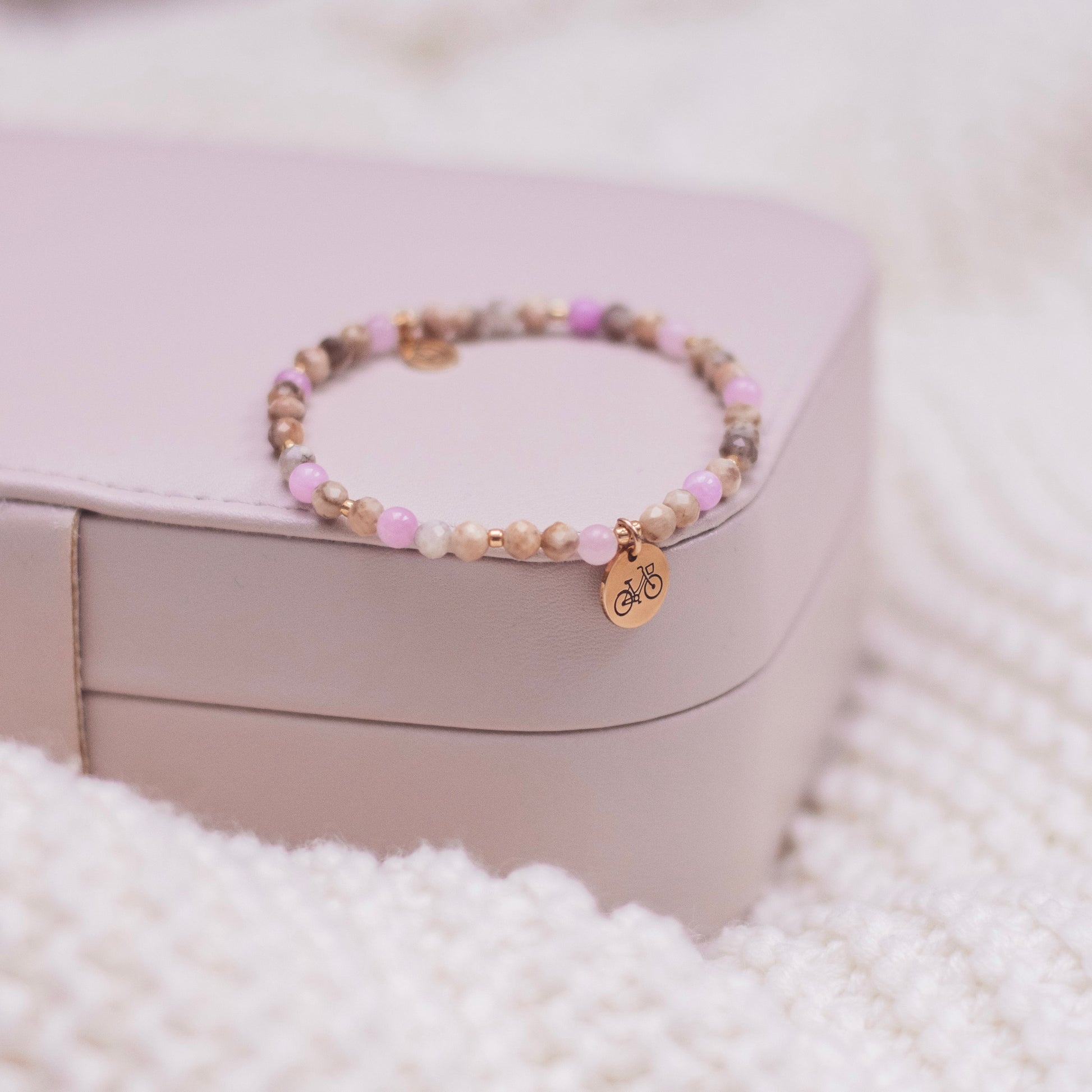 bransoletka z kamieni naturalnych, bransoletka z feldsparu i angelitu, biżuteria na prezent, bransoletka z zawieszką