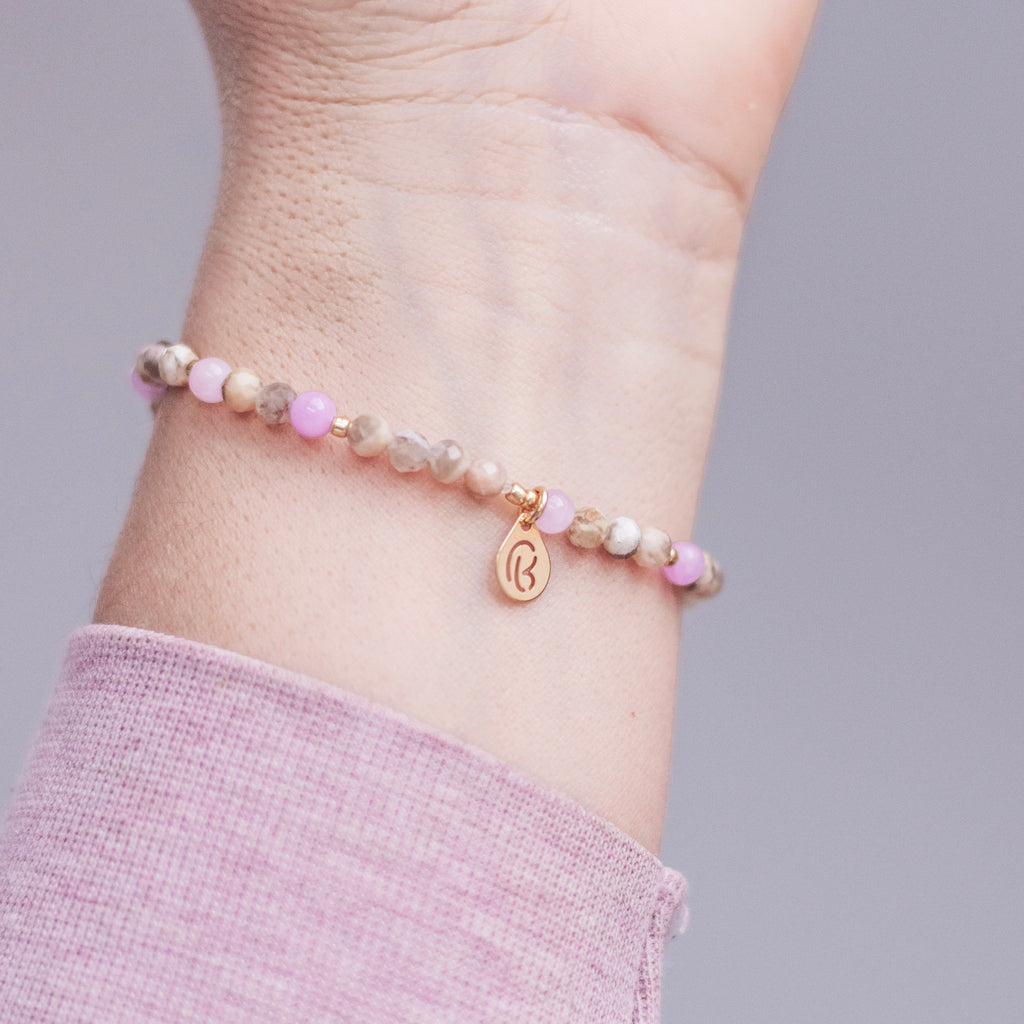 bransoletka z kamieni naturalnych, bransoletka z feldsparu i angelitu, biżuteria na prezent, bransoletka z zawieszką