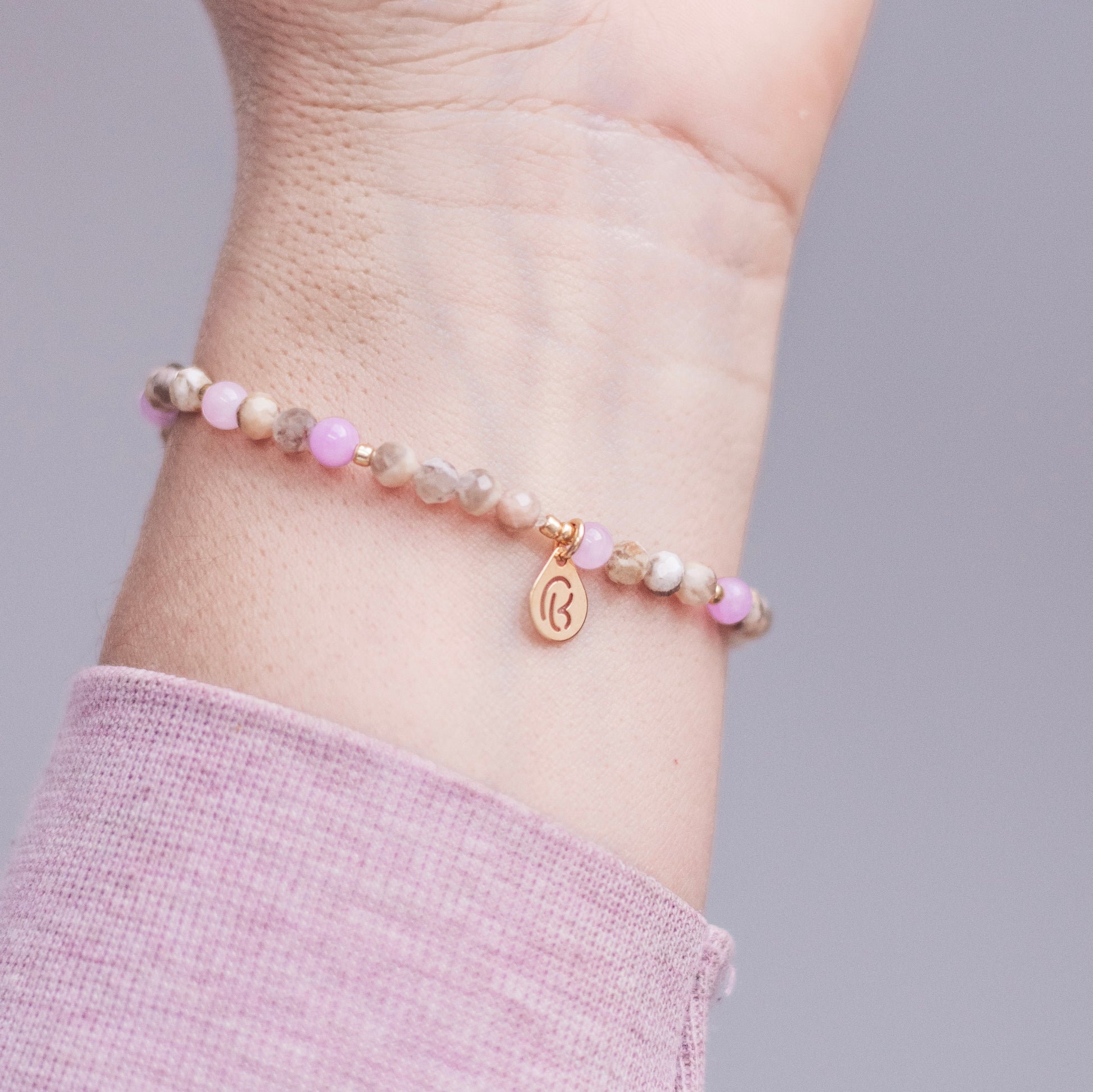 bransoletka z kamieni naturalnych, bransoletka z feldsparu i angelitu, biżuteria na prezent, bransoletka z zawieszką