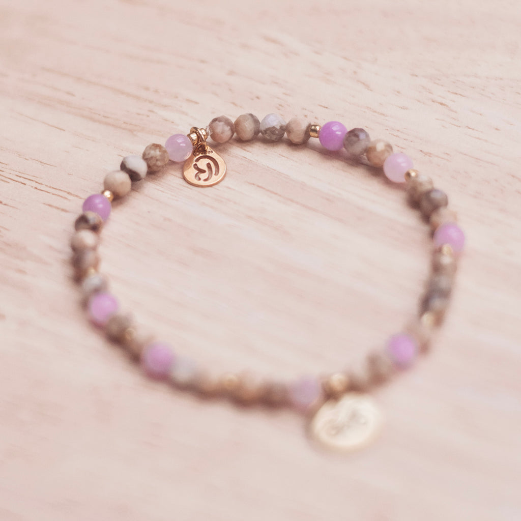 bransoletka z kamieni naturalnych, bransoletka z feldsparu i angelitu, biżuteria na prezent, bransoletka z zawieszką