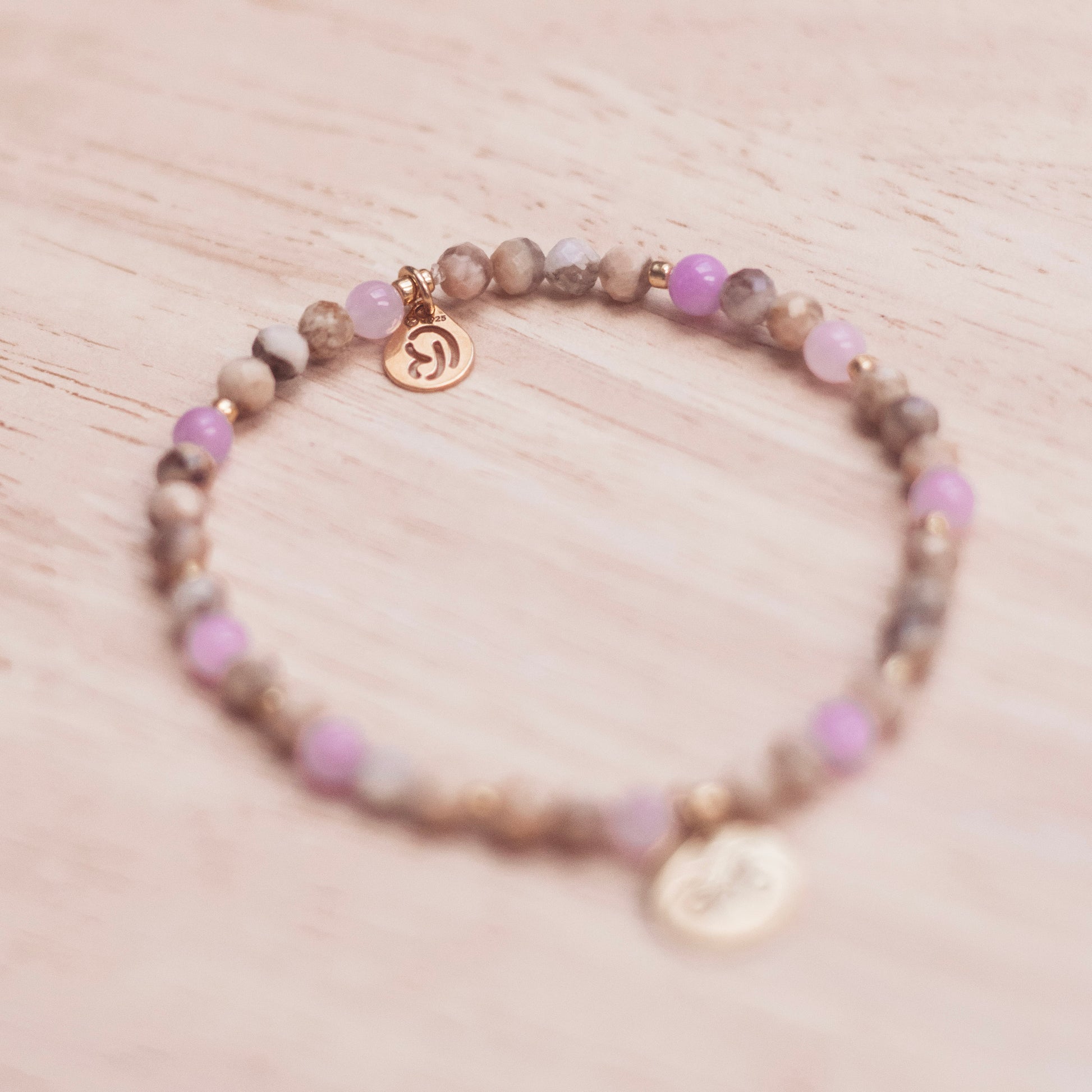 bransoletka z kamieni naturalnych, bransoletka z feldsparu i angelitu, biżuteria na prezent, bransoletka z zawieszką