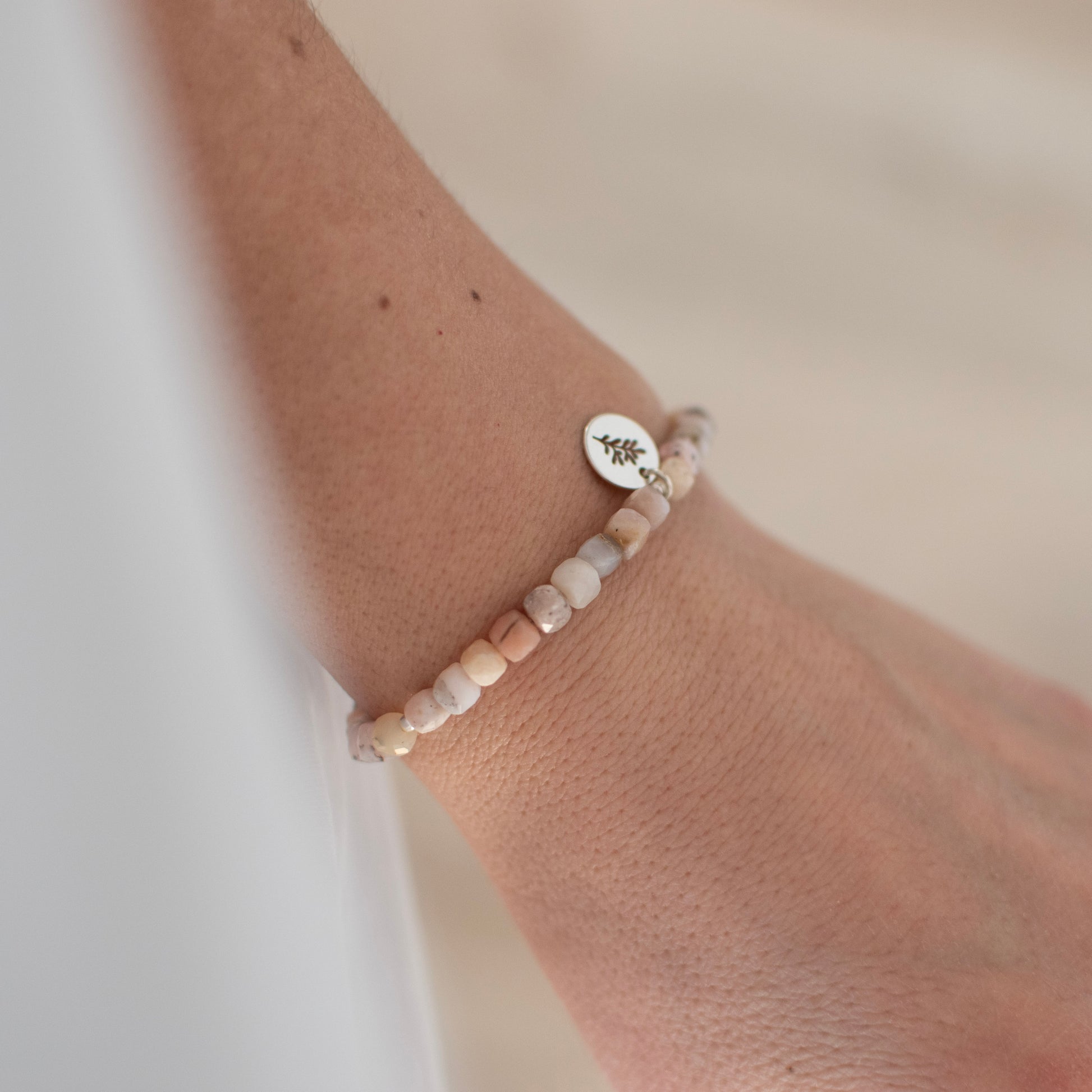 bransoletka celebrytka z kamieni naturalnych, bransoletka z opalu z zawieszką