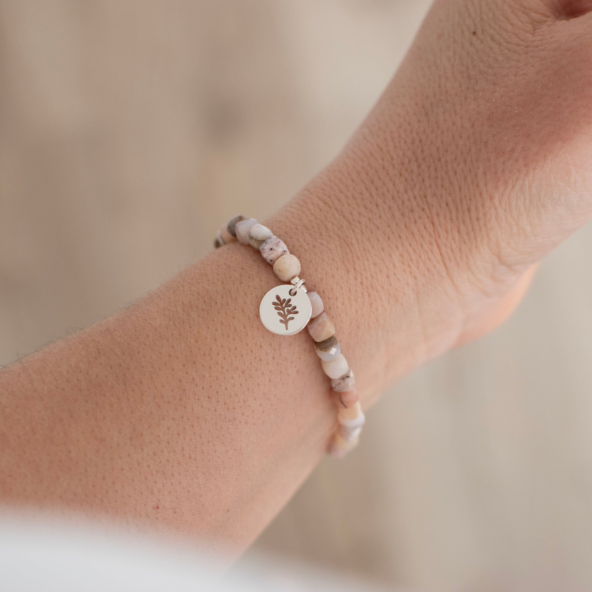 bransoletka celebrytka z kamieni naturalnych, bransoletka z opalu z zawieszką