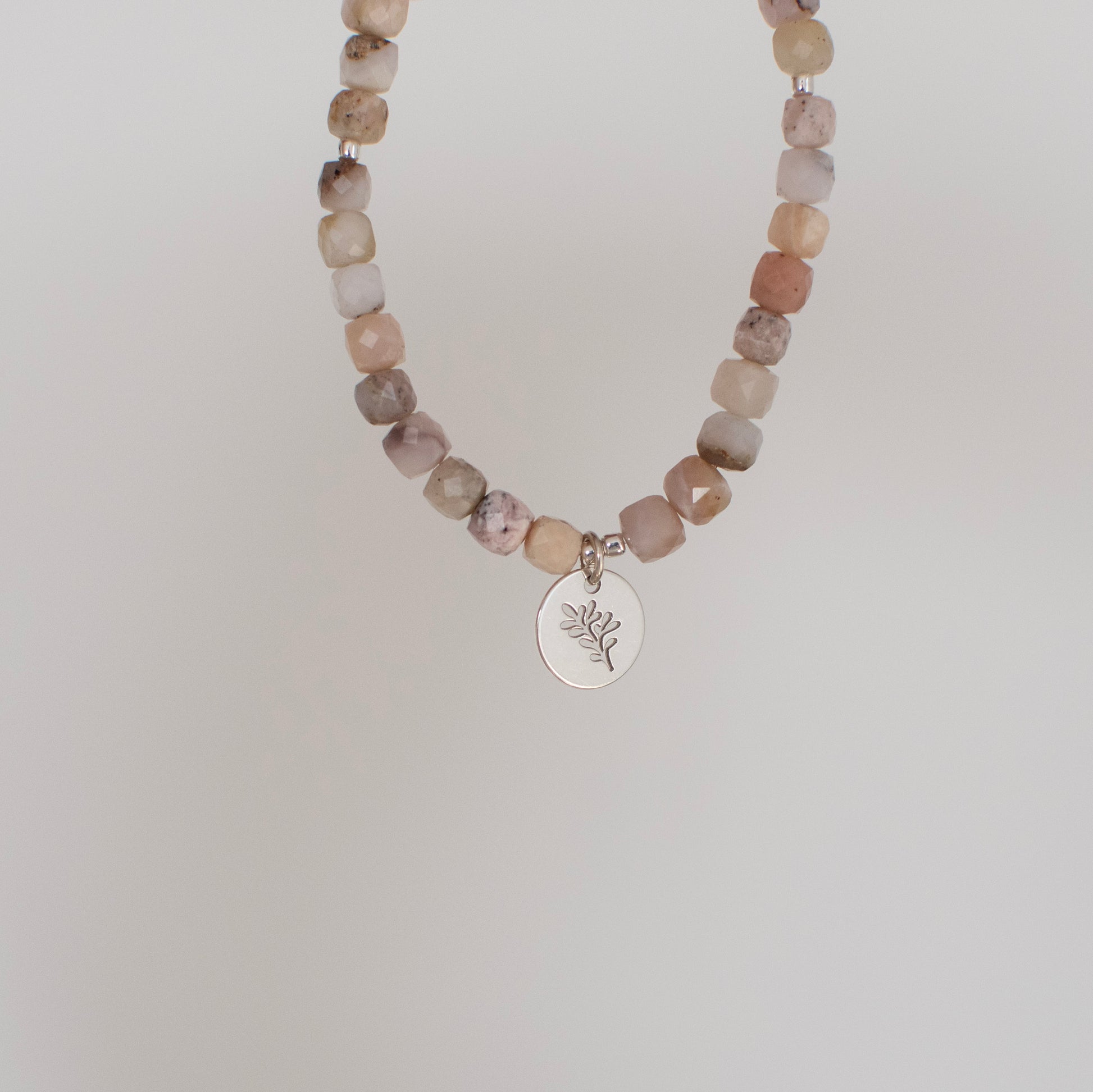 Bransoletka z opalu peruwiańskiego z wybraną srebrną zawieszką (kostka)