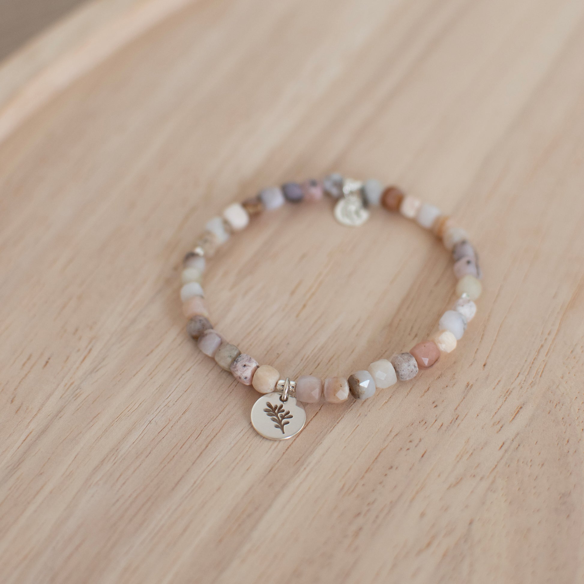 bransoletka celebrytka z kamieni naturalnych, bransoletka z opalu z zawieszką