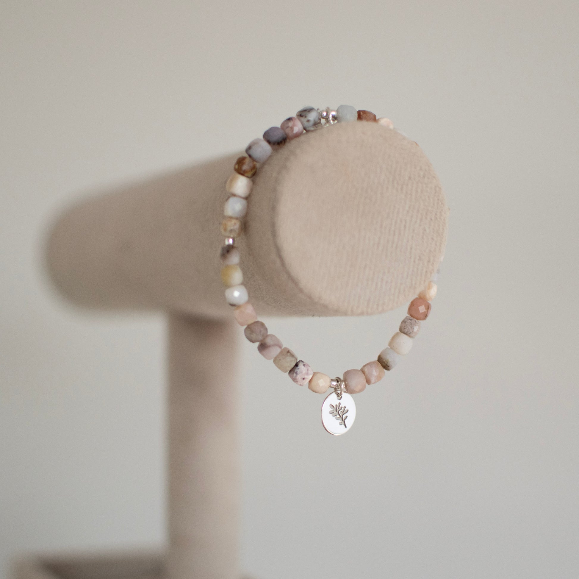 Bransoletka z opalu peruwiańskiego z wybraną srebrną zawieszką (kostka)