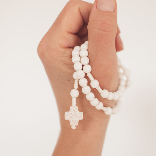 Biały różaniec z lawy wulkanicznej (średni)