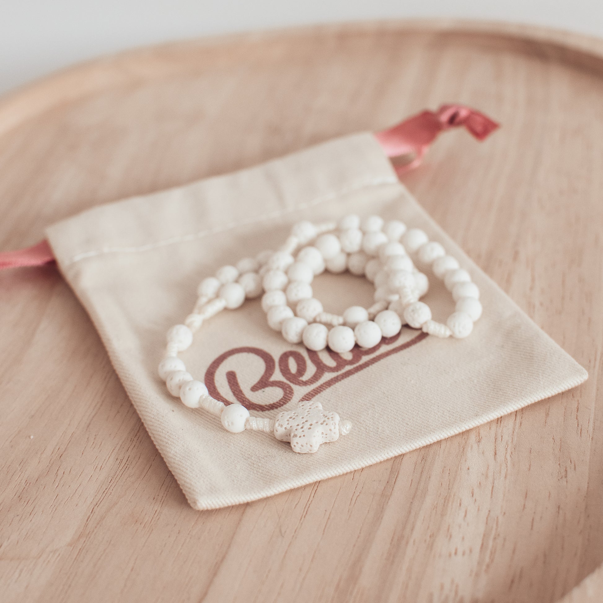 Biały różaniec z lawy wulkanicznej (średni)