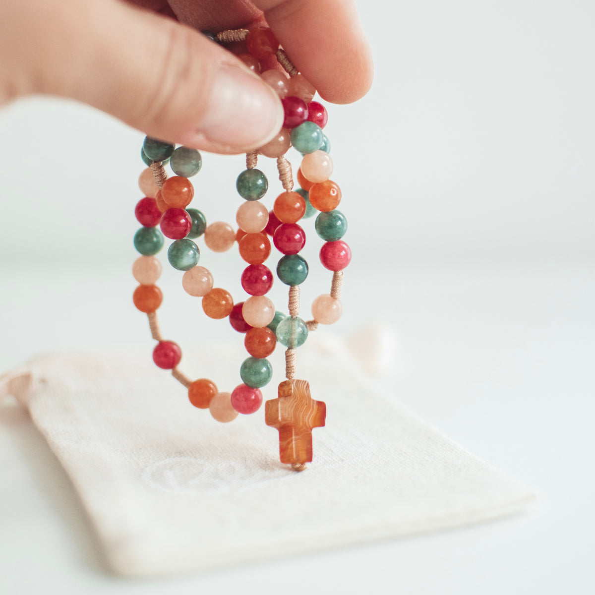 Różaniec z kamieni naturalnych, kolorowy różaniec z chalcedonu i agatu. Różaniec na prezent