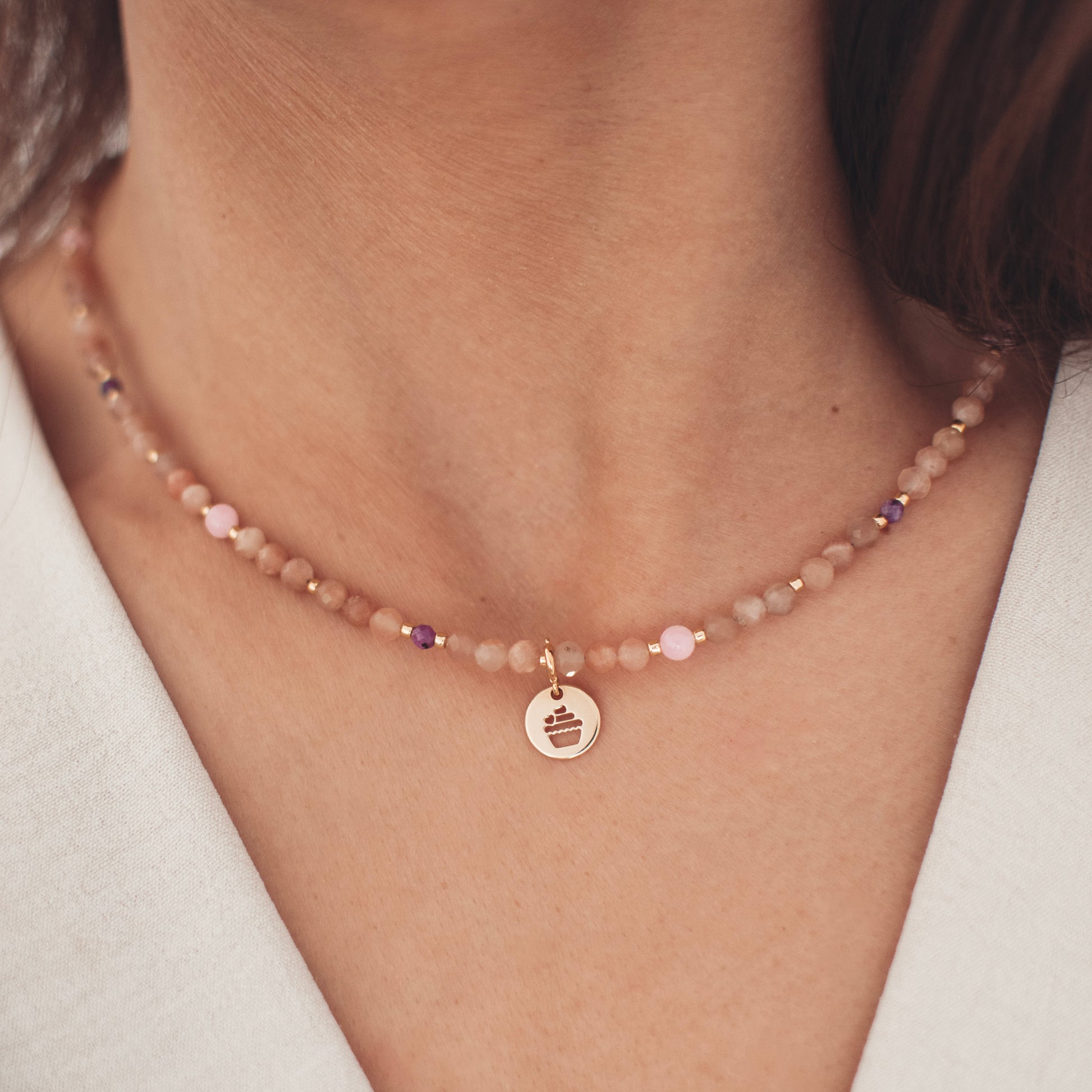Naszyjnik z kamieni naturalnych z zawieszką. Choker z kamieni naturalnych. Elegancki naszyjnik, biżuteria na prezent. Naszyjnik z kamienia słonecznego i rubinu