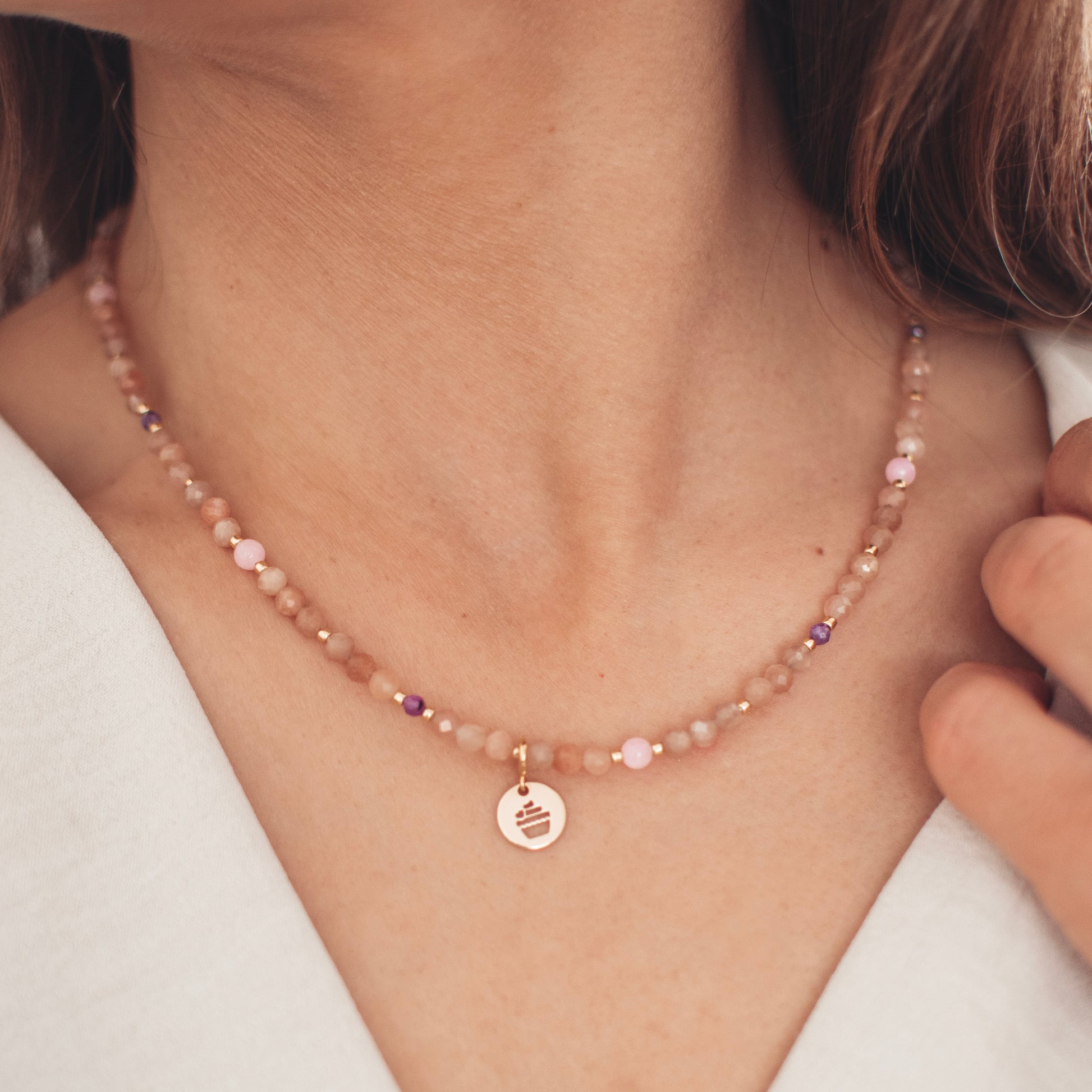 Naszyjnik z kamieni naturalnych z zawieszką. Choker z kamieni naturalnych. Elegancki naszyjnik, biżuteria na prezent. Naszyjnik z kamienia słonecznego i rubinu