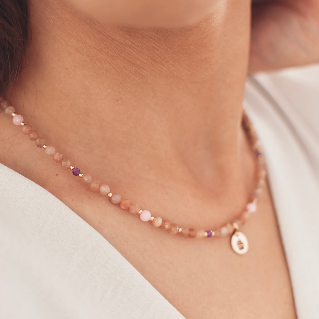 Naszyjnik z kamieni naturalnych z zawieszką. Choker z kamieni naturalnych. Elegancki naszyjnik, biżuteria na prezent. Naszyjnik z kamienia słonecznego i rubinu