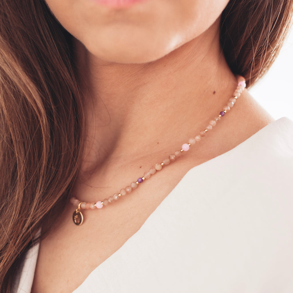 Naszyjnik z kamieni naturalnych z zawieszką. Choker z kamieni naturalnych. Elegancki naszyjnik, biżuteria na prezent. Naszyjnik z kamienia słonecznego i rubinu