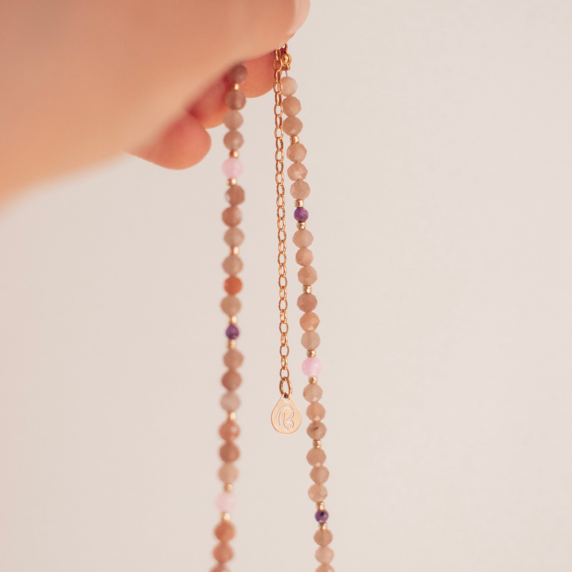 Naszyjnik z kamieni naturalnych z zawieszką. Choker z kamieni naturalnych. Elegancki naszyjnik, biżuteria na prezent. Naszyjnik z kamienia słonecznego i rubinu