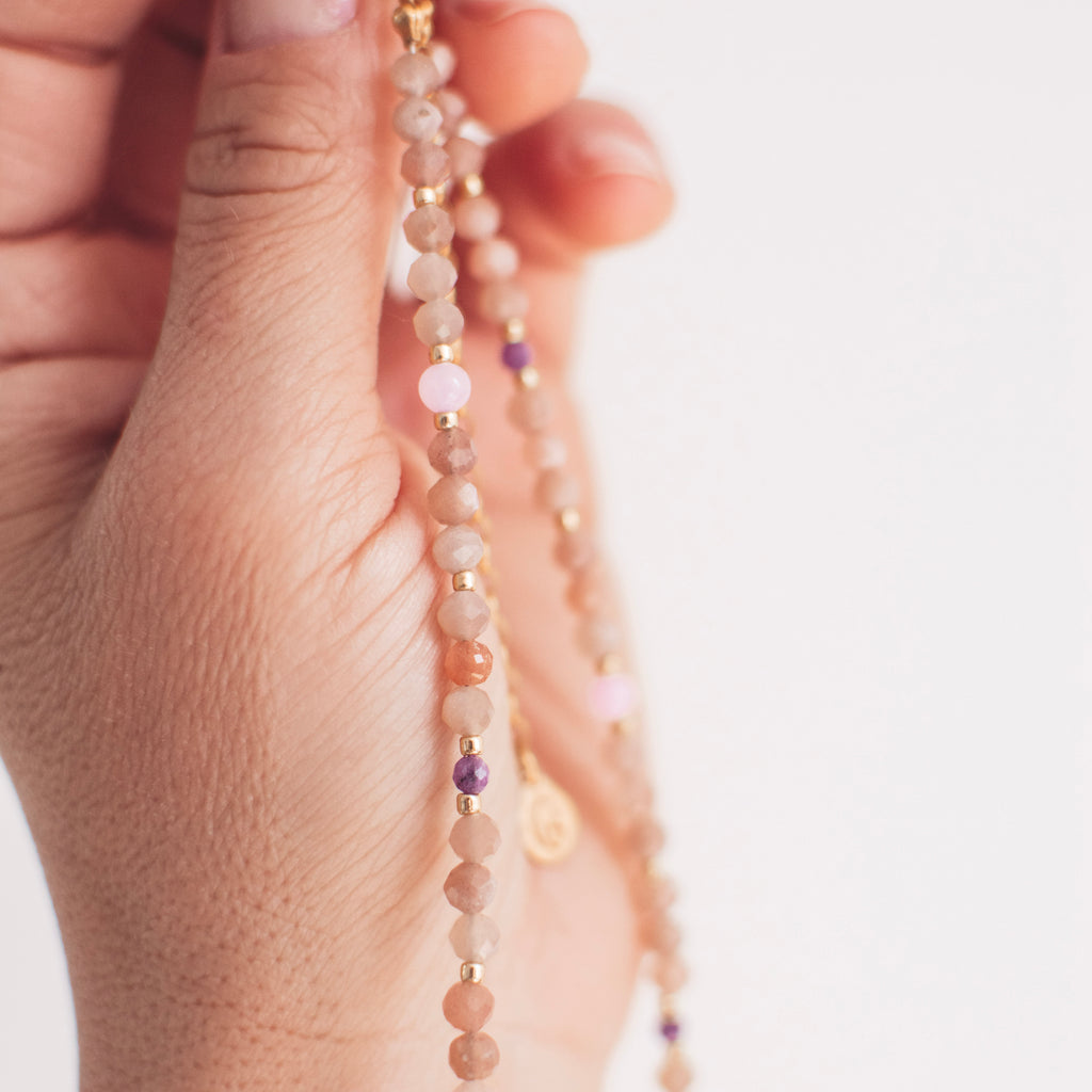 Naszyjnik z kamieni naturalnych z zawieszką. Choker z kamieni naturalnych. Elegancki naszyjnik, biżuteria na prezent. Naszyjnik z kamienia słonecznego i rubinu