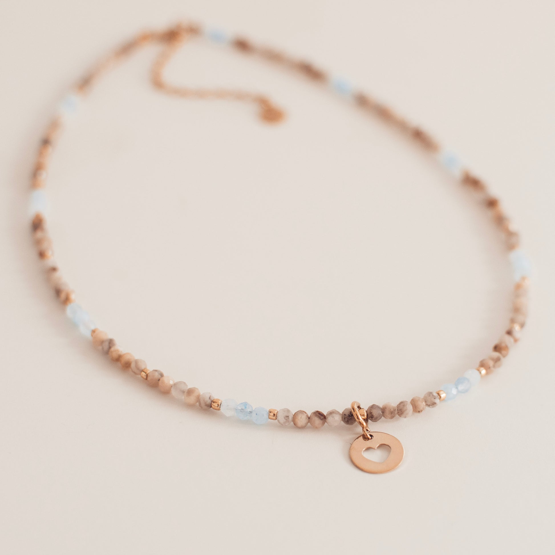 Naszyjnik z kamieni naturalnych z zawieszką. Choker z kamieni naturalnych, naszyjnik z akwamarynu i skalenia
