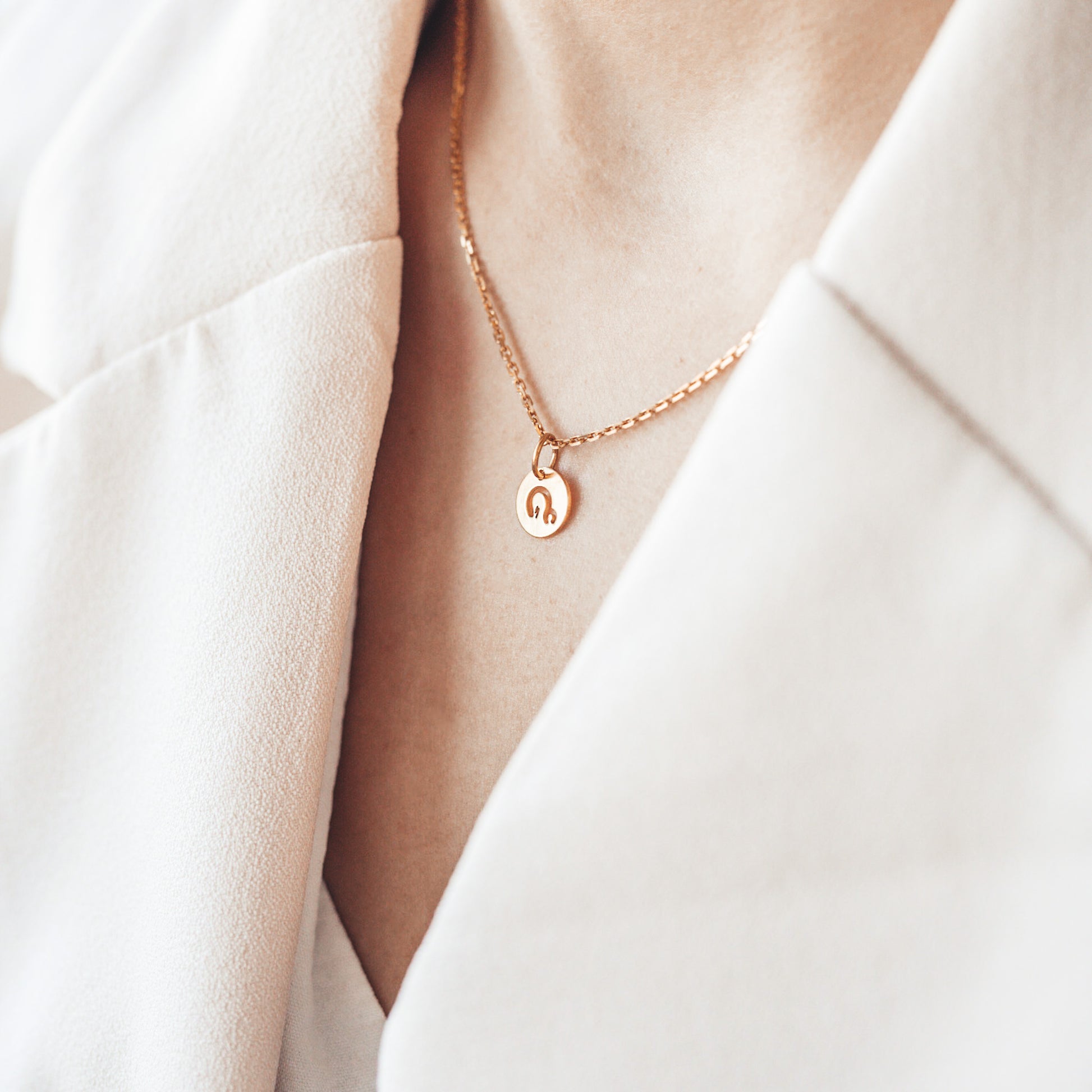 Pozłacany choker z Matką Bożą Częstochowską