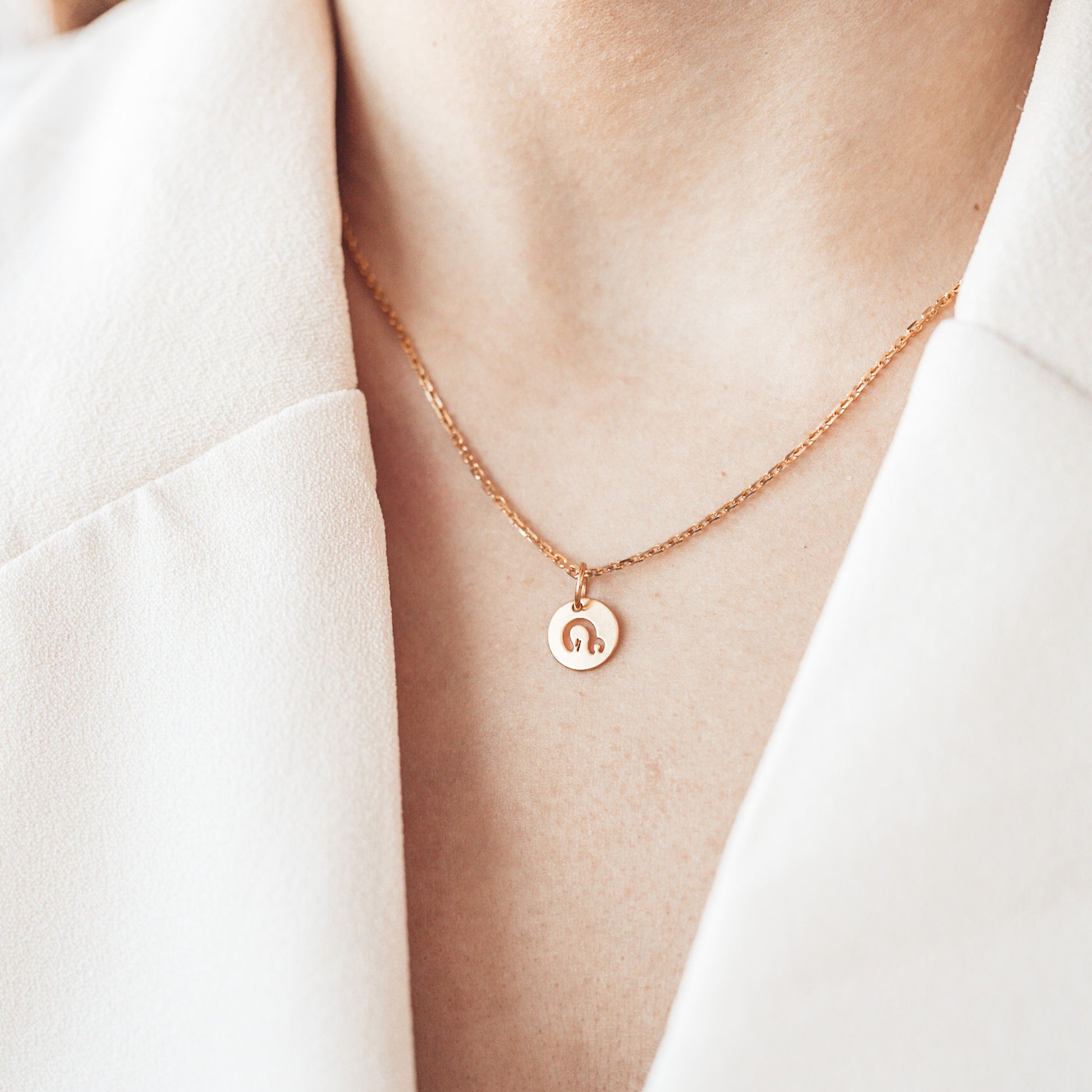 Pozłacany choker z Matką Bożą Częstochowską