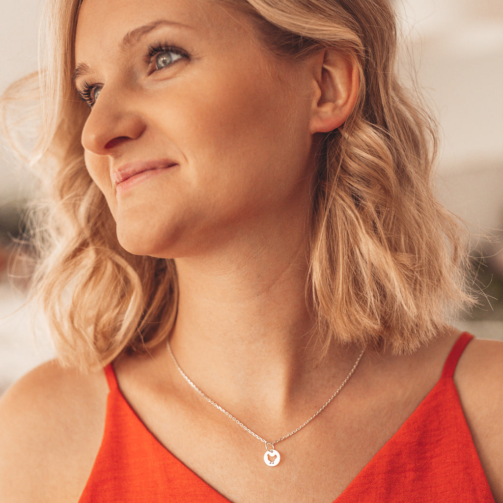 Srebrny choker z kurą