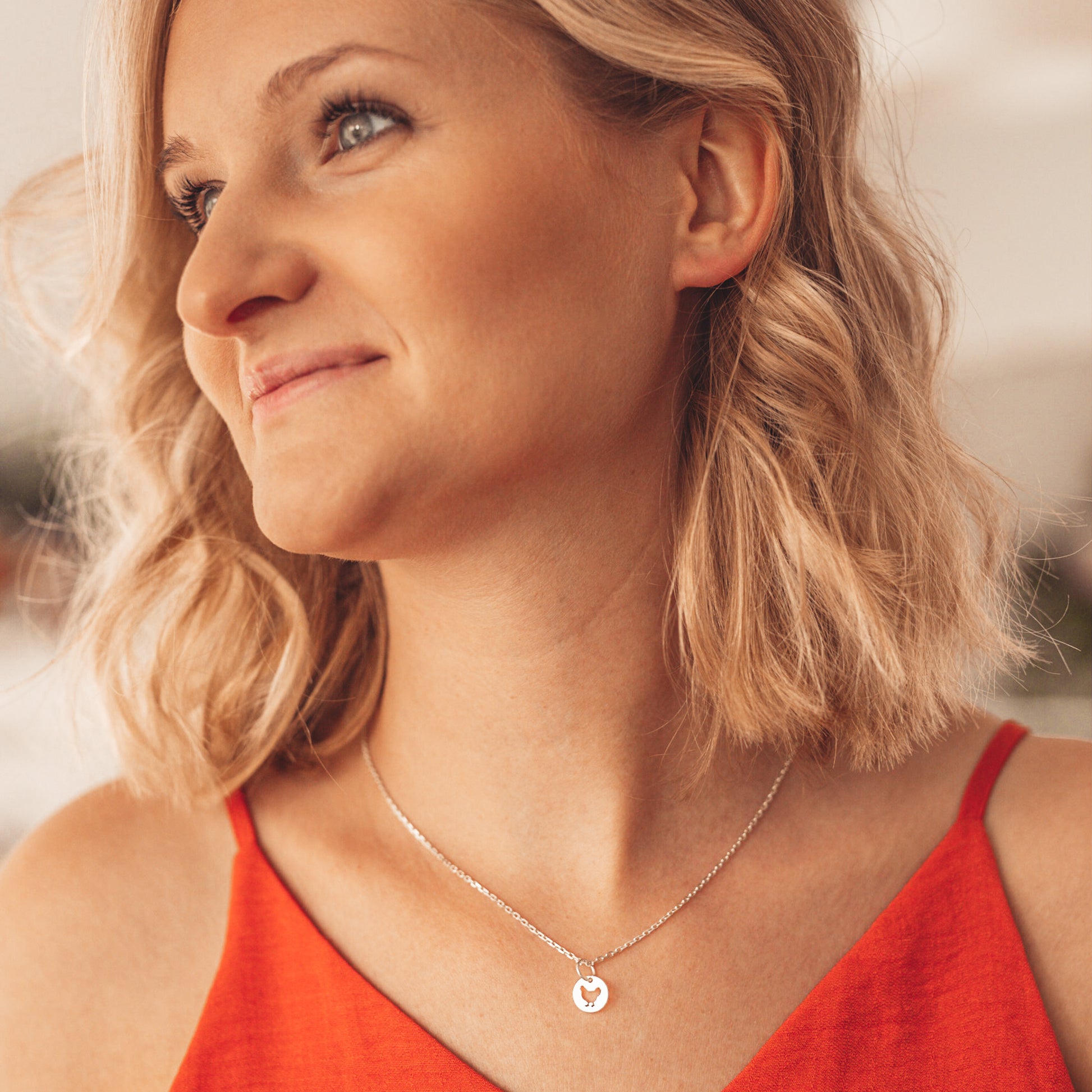 Srebrny choker z kurą