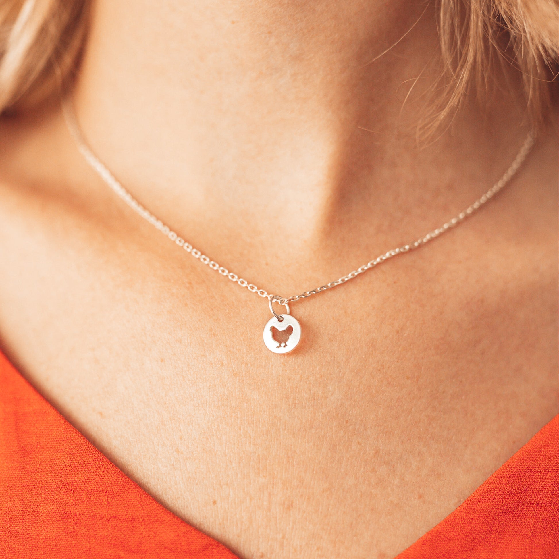 Srebrny choker z kurą