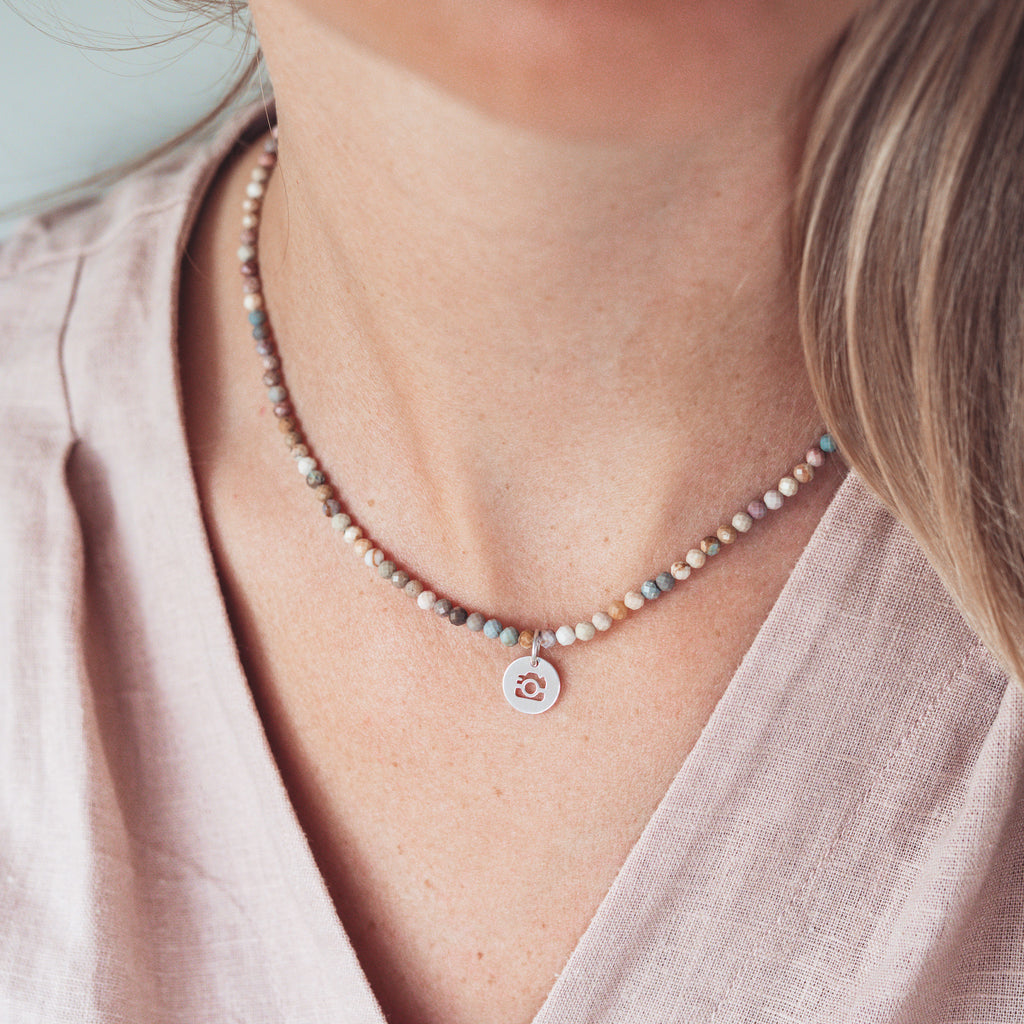 naszyjnik z kamieni naturalnych z srebrną zawieszką believy