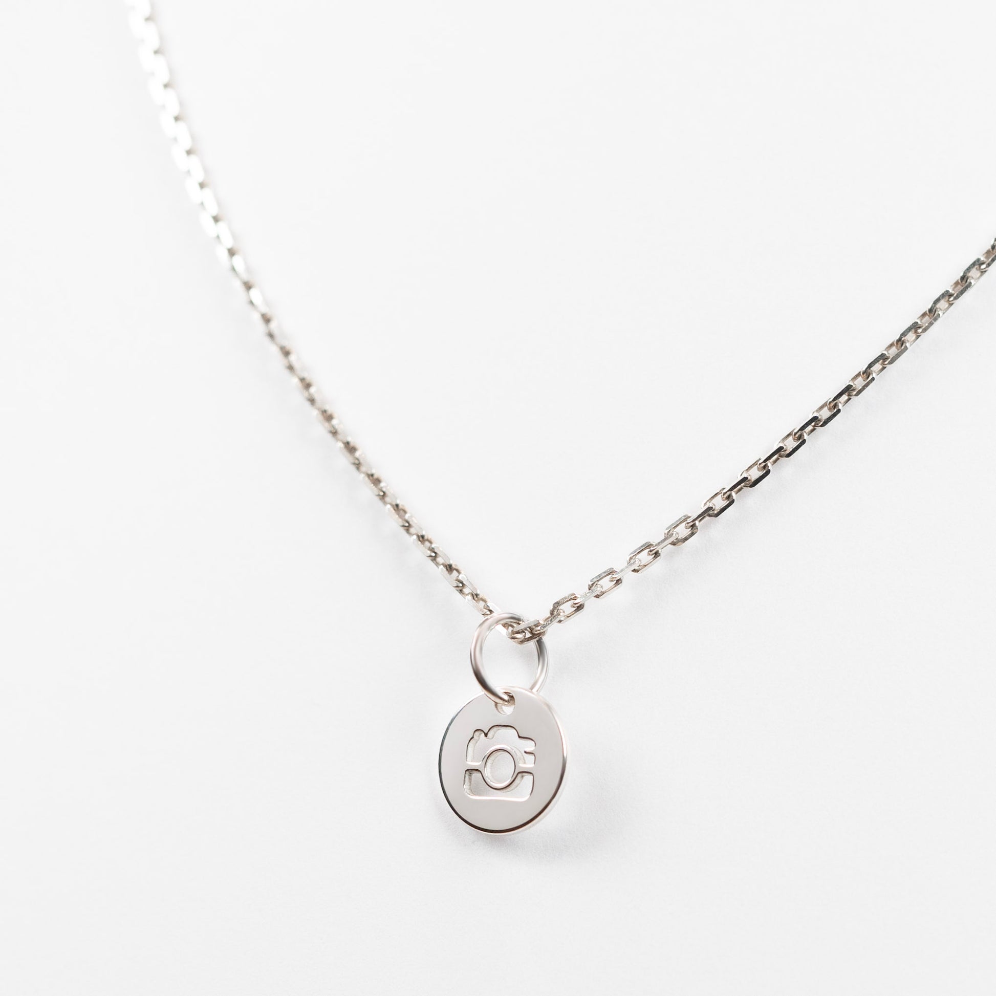 Srebrny choker z aparatem