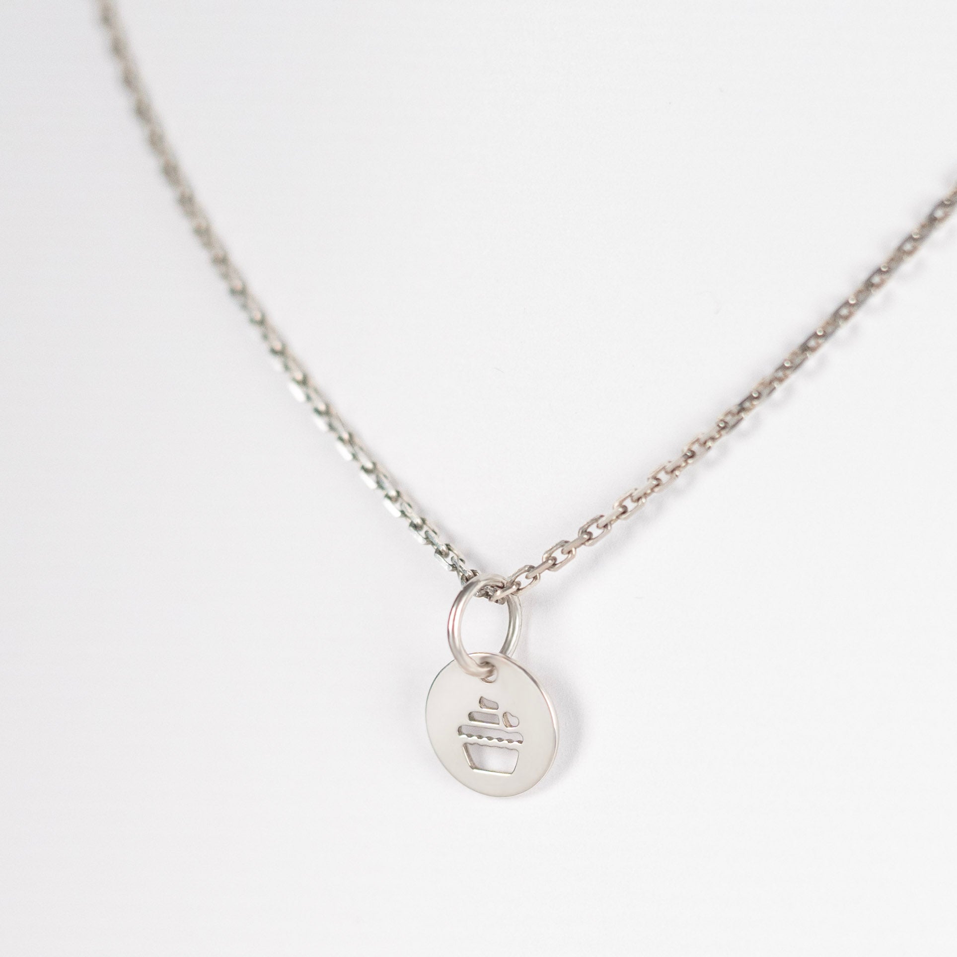 Srebrny choker z muffinką