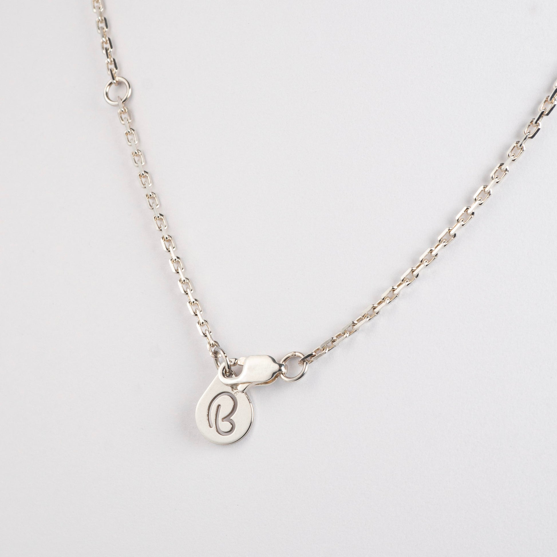 Srebrny choker z aparatem