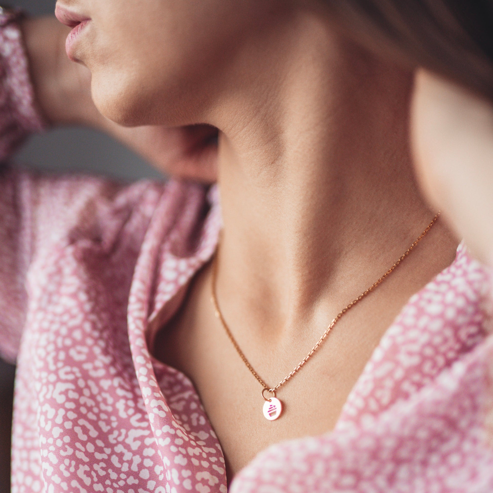 Pozłacany choker z muffinką