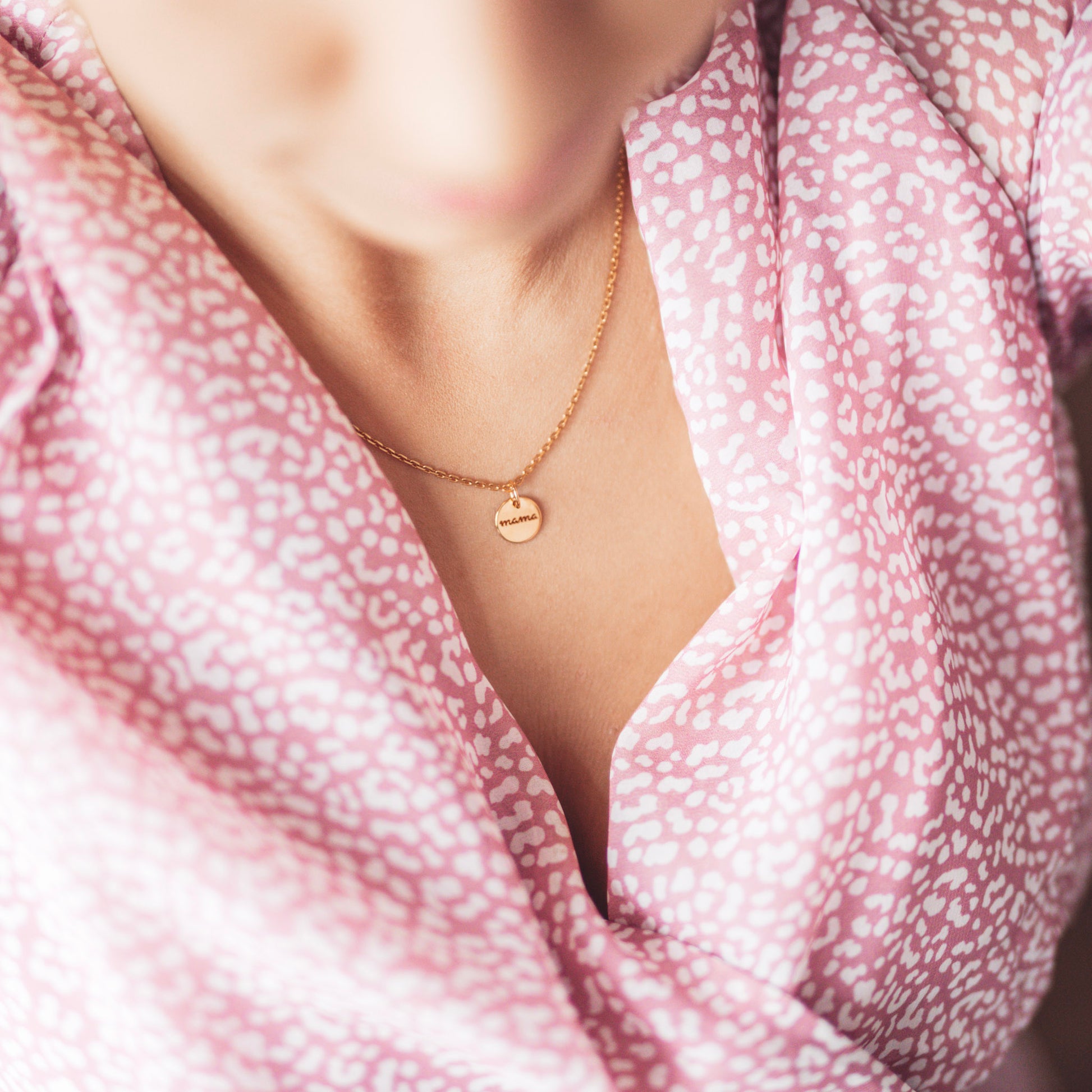 Pozłacany choker z napisem Mama
