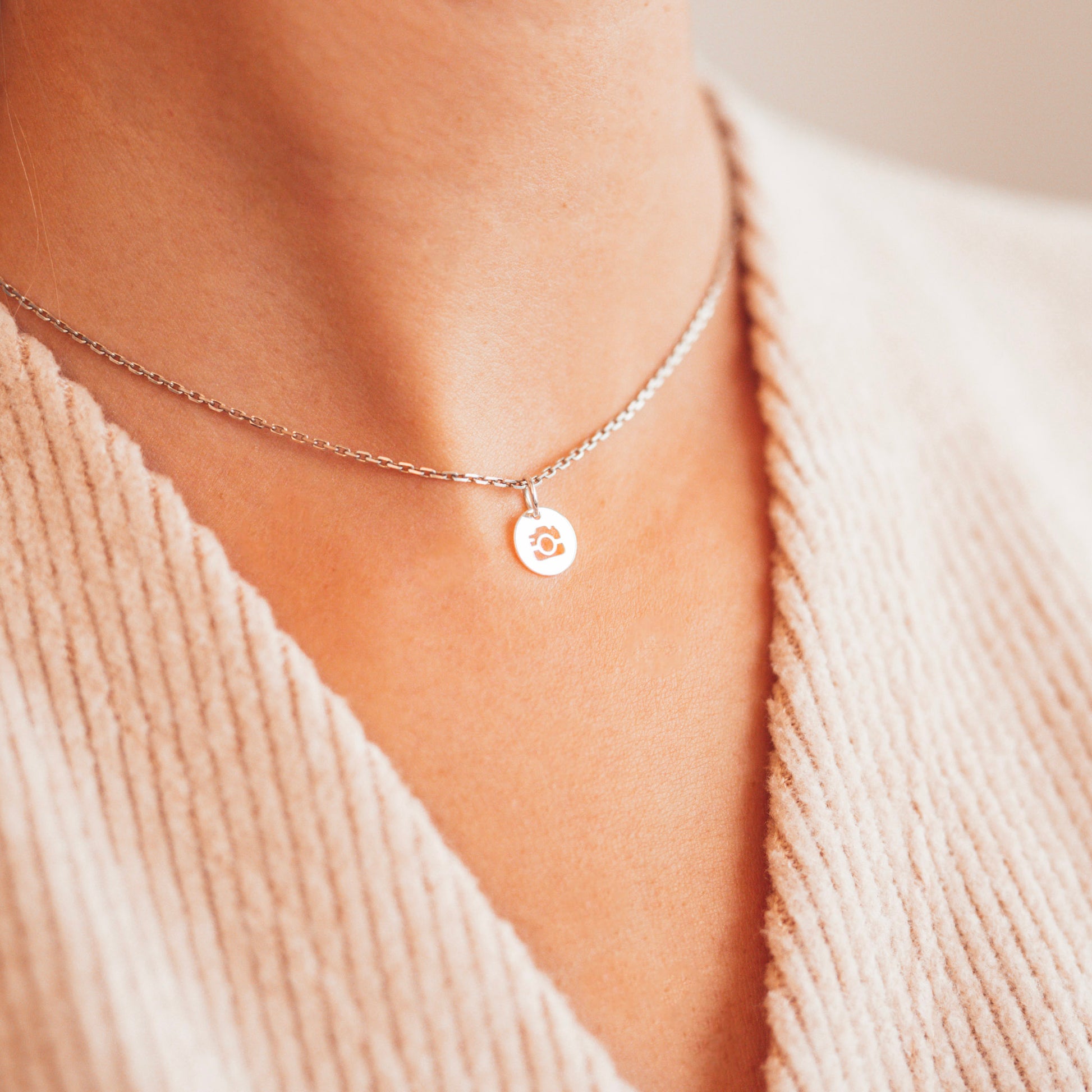 Srebrny choker z aparatem