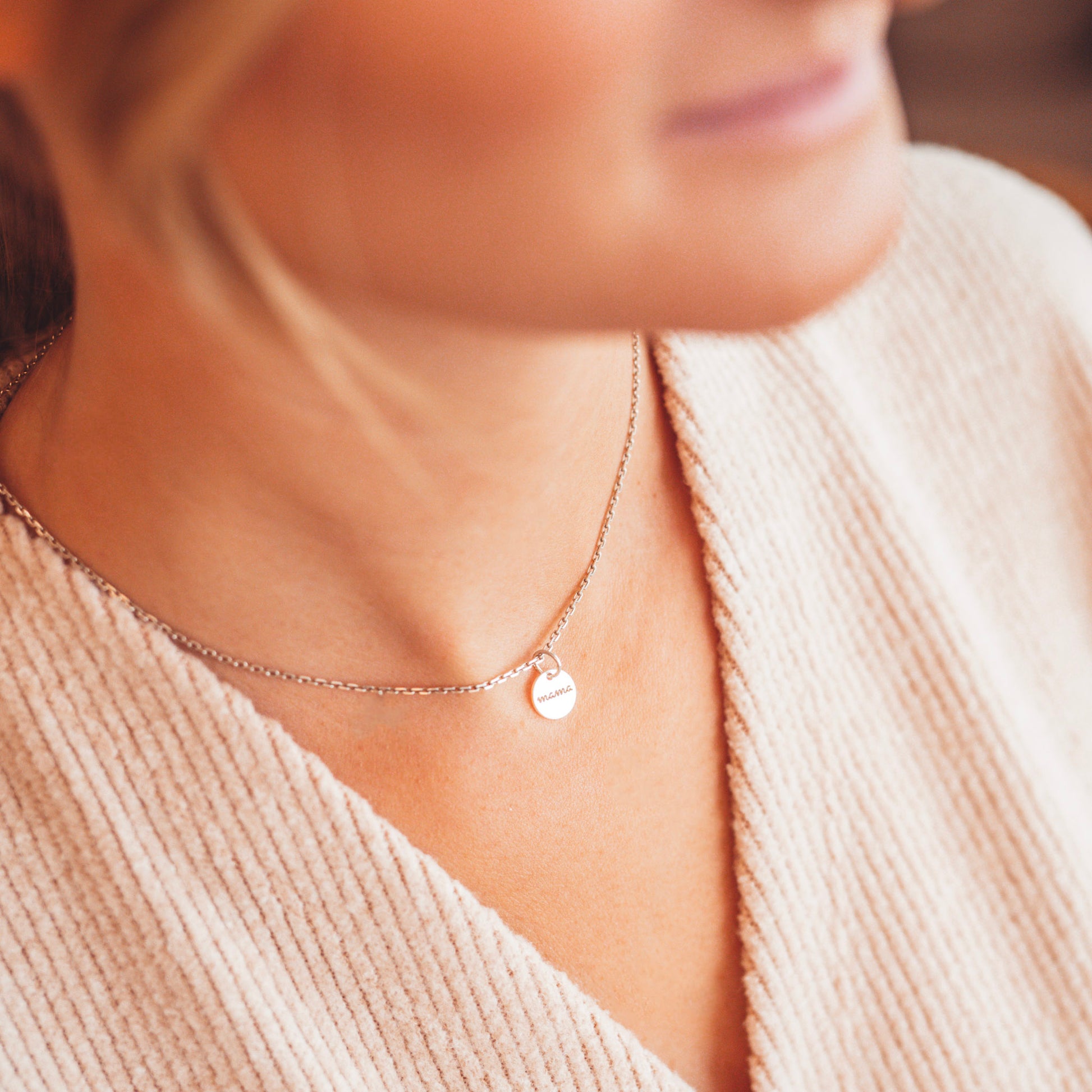 Srebrny choker z napisem Mama